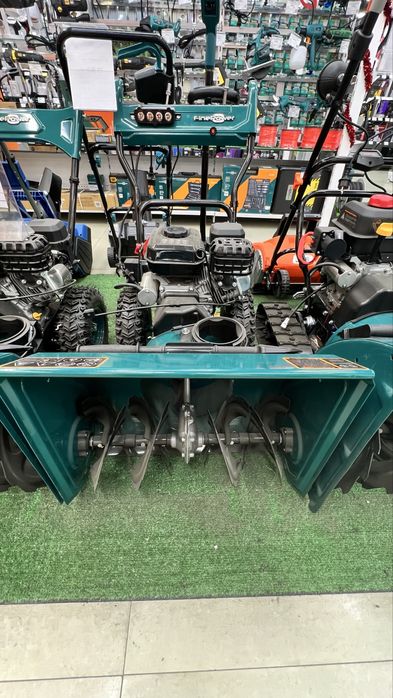 Уборка снега снегоуборной машиной