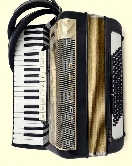 Vând  Acordeon Hohner Lucia 4 P cu  96 basi negru