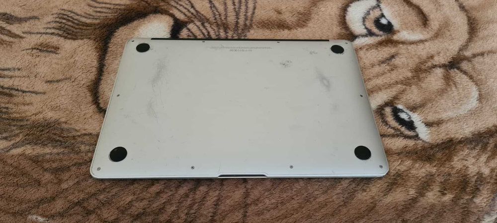 Laptop Apple Macbook Air 13" cu procesor I5,SSD de 240 Gb,4 Gb RAM,stare buna