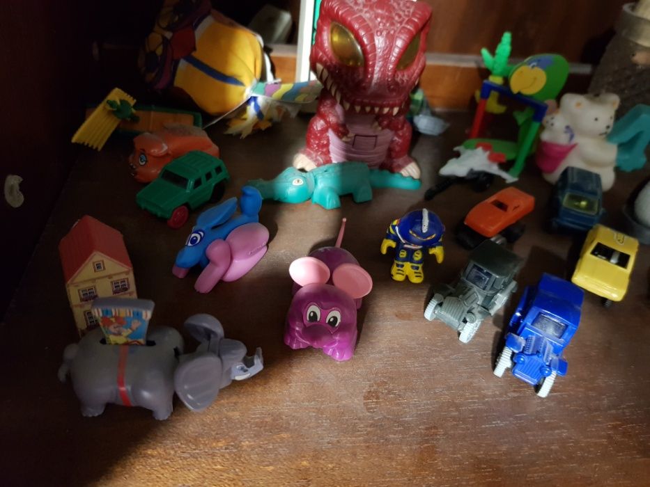 Продавам фигурки от киндер