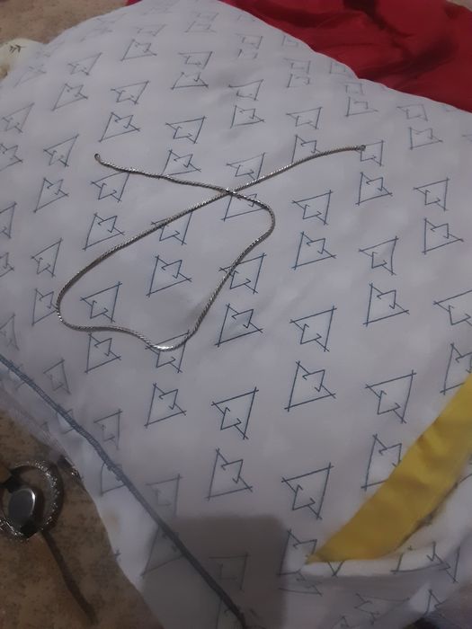 Pomada va zanjir sotiladi