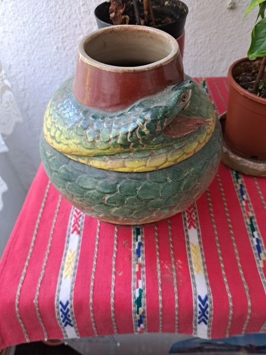 Vază vintage ARPO Curtea de Argeș cu șarpe – ceramică românească retro

Vând vază decorativă vintage din ceramică smălțuită, model deosebit cu șarpe î