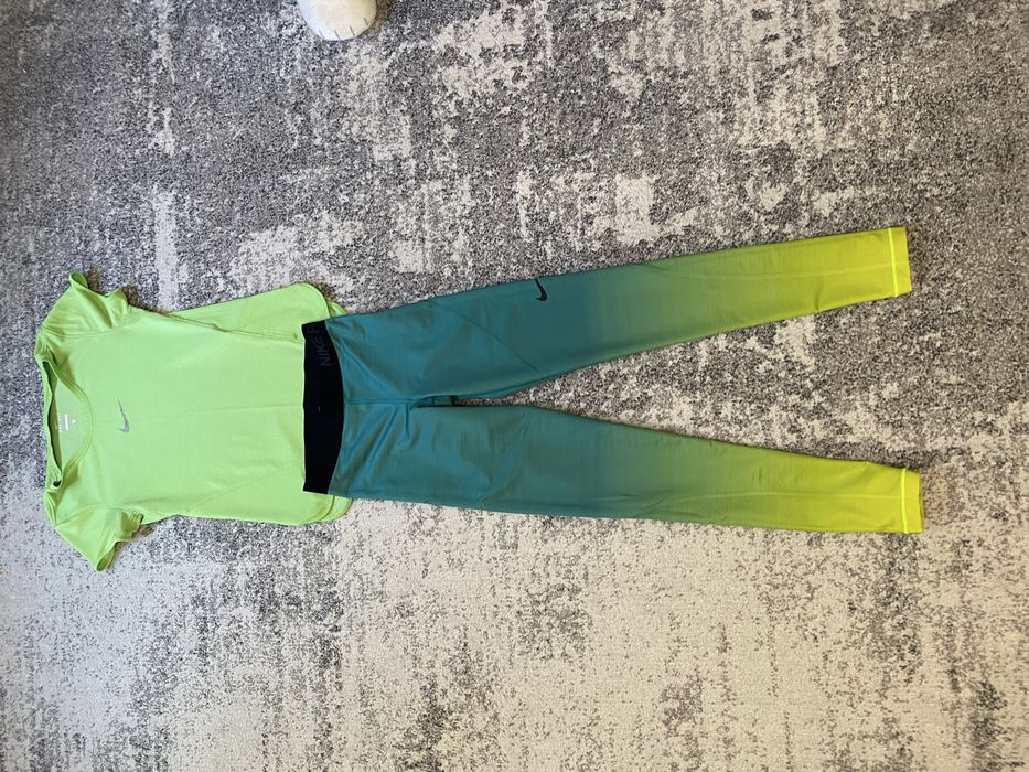 Set Nike XS in conditie foarte buna