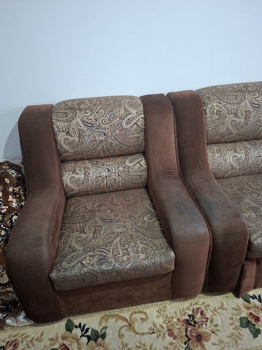 Срочно продам б/у диван и два кресла