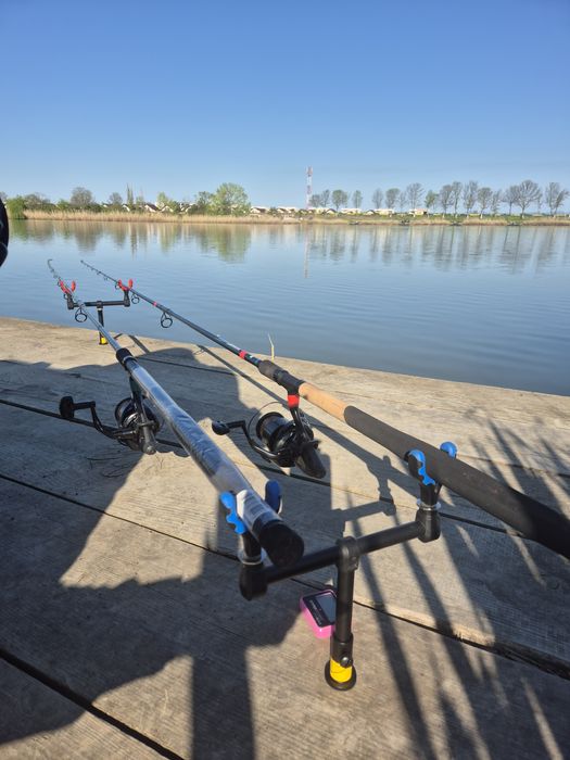 Set feeder cu 2 lansete Preston monster xtreme distance, 3,80 metri, 150 gr. + mulinete OKUMA cu tamburi rezerva + fir NOU + suport ponton + buzzbari