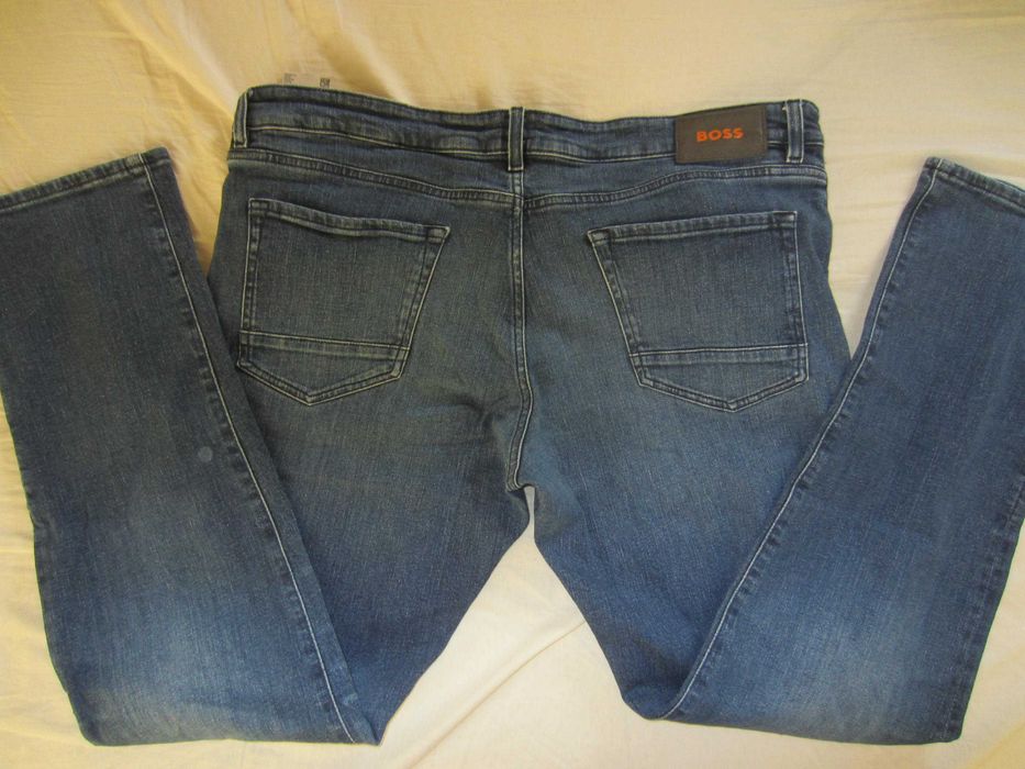 Blugi Hugo Boss, model Maine, masura W40 L34, Talie=104cm,Lung=105cm,croiala dreapta,fermoar 99%bumbac+ 1%elasthan, stare f.buna, fabricati in Tunisia