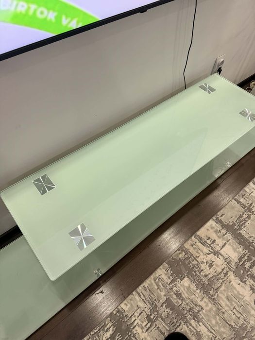 Vând masă tv de sticlă