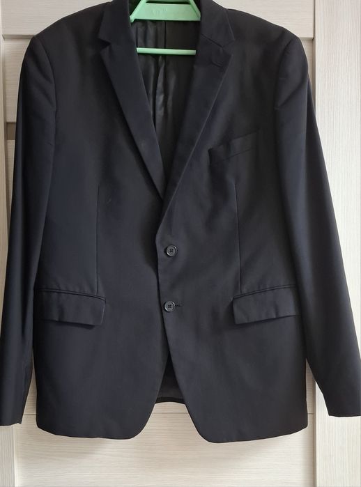 Продаются мужские костюмы