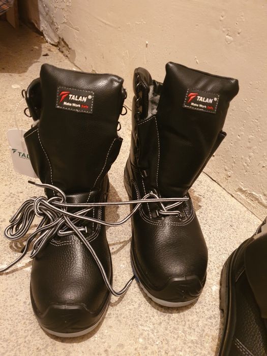 Ботинки специальные рабочие.