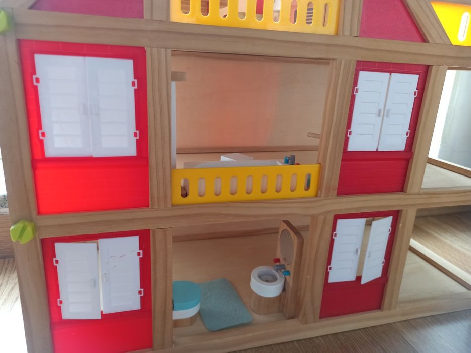 Căsuța păpuși din lemn mobilata