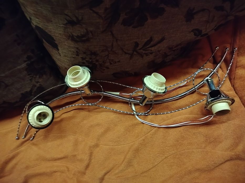 Ново осветително тяло с 4 фасонки и плафони