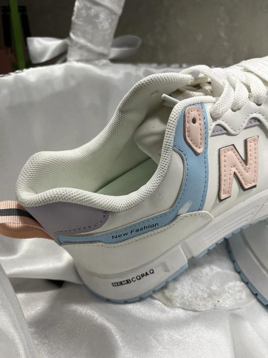 Кроссовки женские