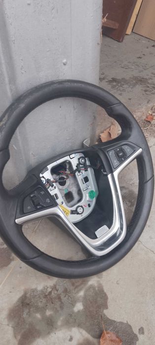 Продавам ОРИГИНАЛЕН волан за опел МОКА