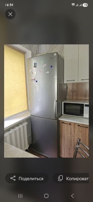 Продаётся серебристый холодильник LG.