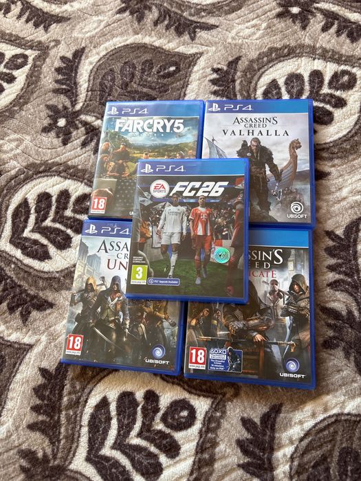 Продавам PS4 Slim с джойстик, всички кабели и игри, включително FIFA 26. Работи перфектно, готов за игра Пиша на лично.