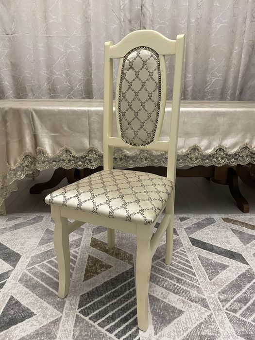 Обеденный стол и 6 стульев