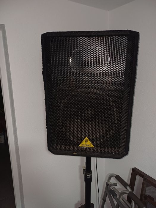 Se vinde funcționează fără probleme mixer si o boxa