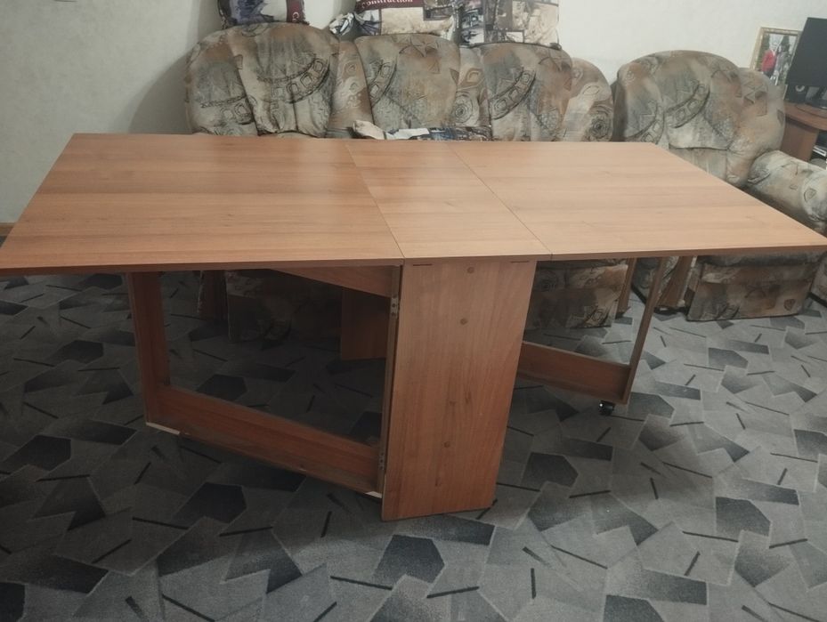 Стол срочно продам