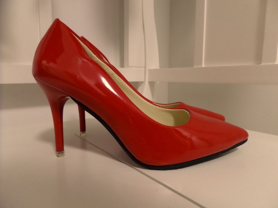 Обувки с висок ток