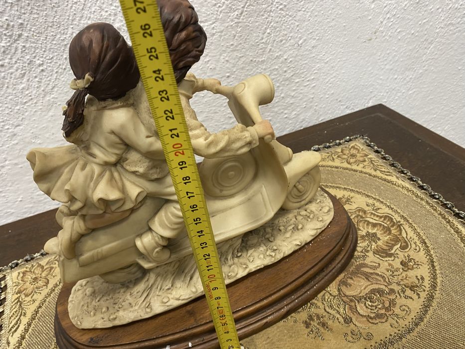 Винтидж статуетка деца на Vespa Италия 1970