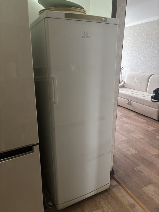 Морозильник indesit 40000тг.