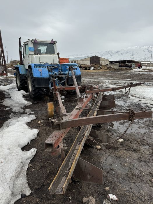 Трактор т150 с плугом