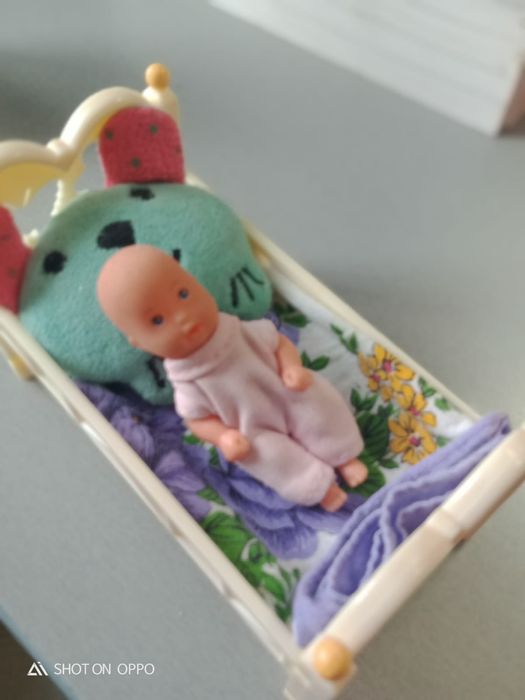 Мама с детьми и кроваткой