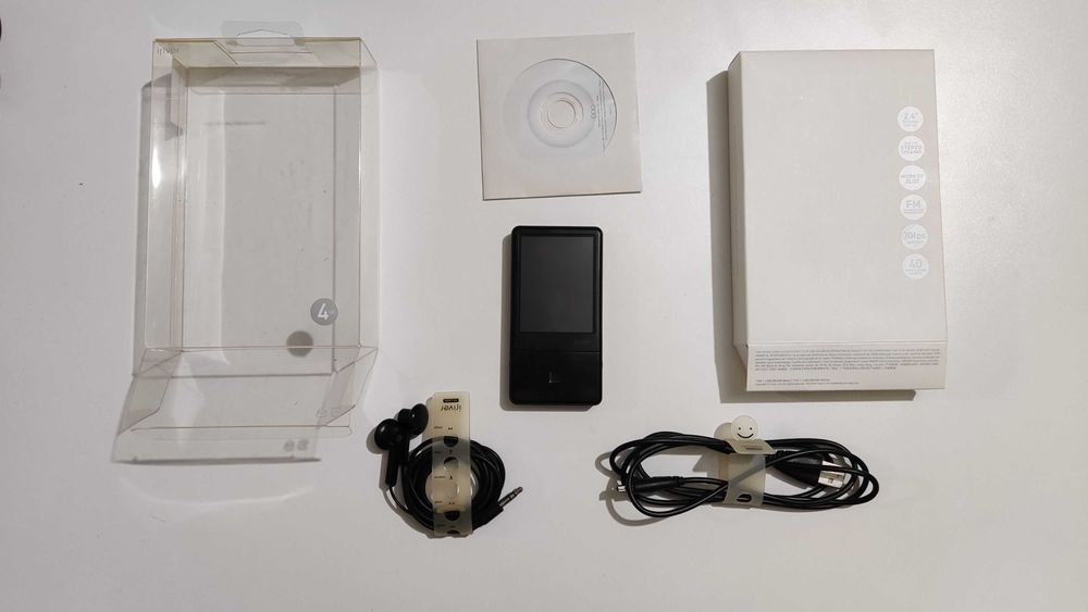 iRiver E100 - FLAC MP3 player, difuzoare, slot SD, video, inregistrare audio, radio FM