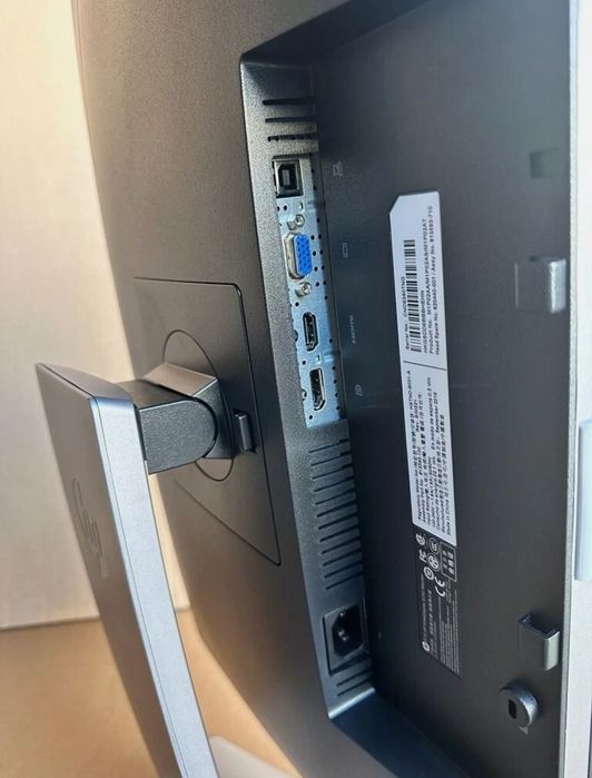 HP EliteDisplay E242 24" IPS – като нов, много запазен