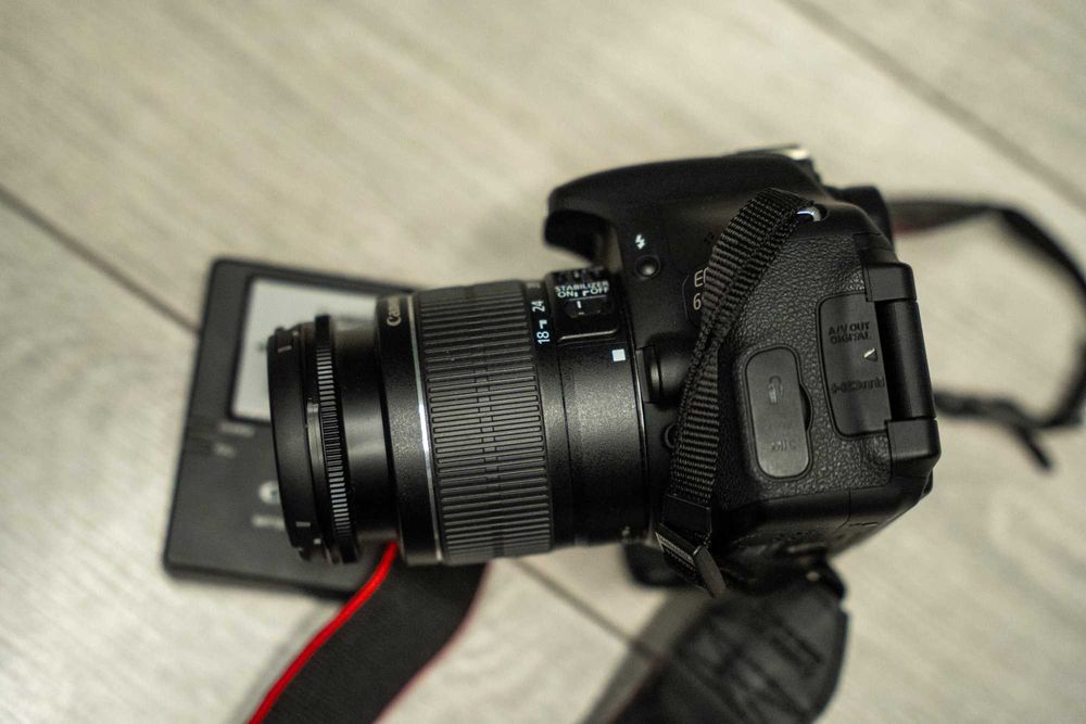 Vand Canon 600D cu obiectiv 18-55 IS (cu stabilizare) 2600 cadre NOU