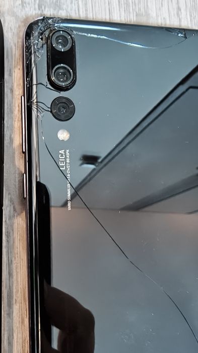 Huawei P20pro, sticla spate spartata