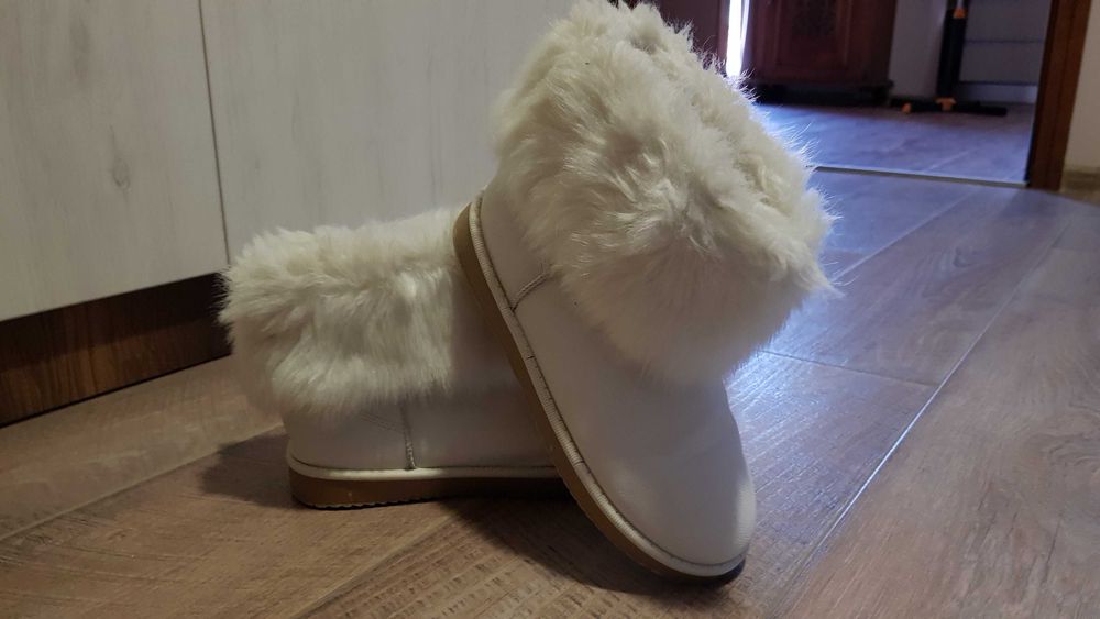Бели пухкави ботушки