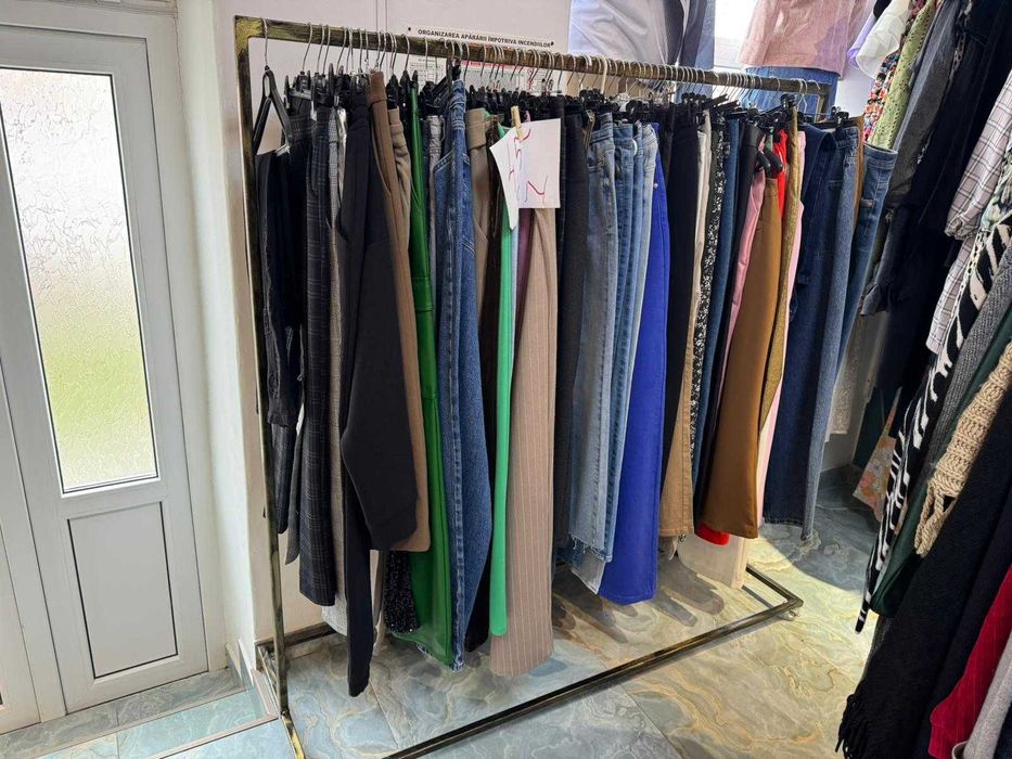 Mobilier metalic ideal pentru magazine de haine