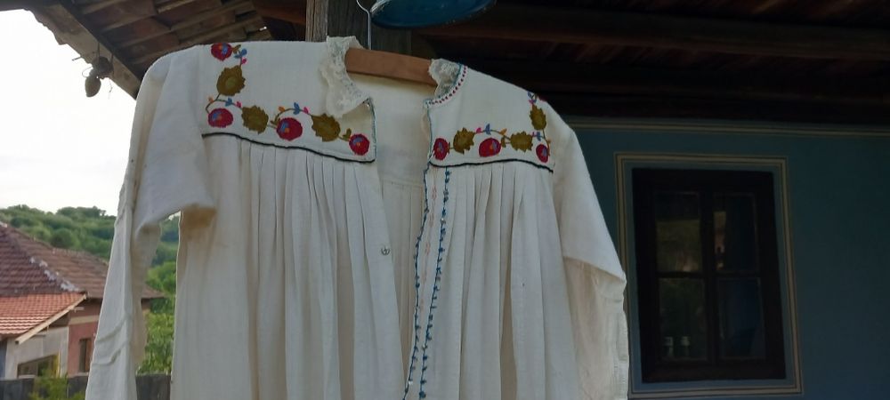 Продавам стари автентични носии женски