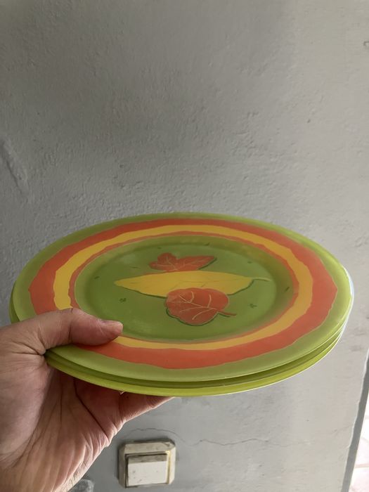 Тарелки для еды.