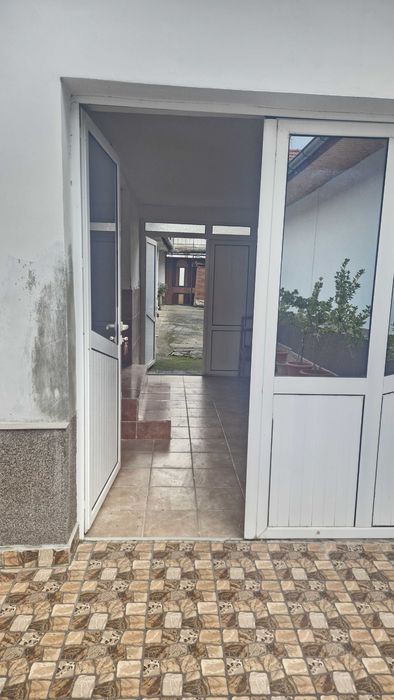Casă complet renovată, grădină și curte mare  .