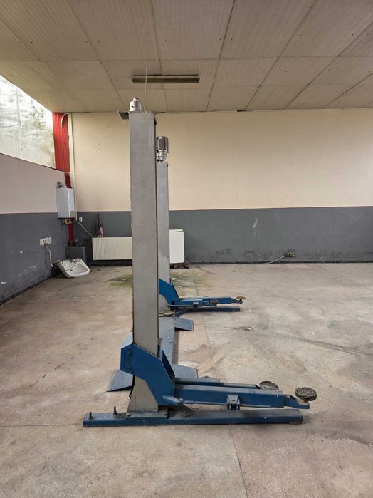Vând elevator auto ZIPPO, 2 coloane, capacitate 2.000 kg – fabricație germană