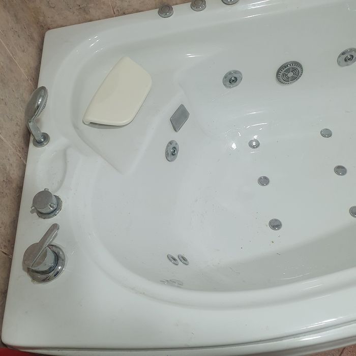 Вана  ъглова ,джакузи подводен масаж на две скорости