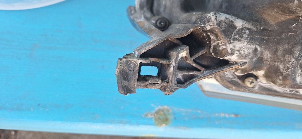 Тойота авенсис десен фар