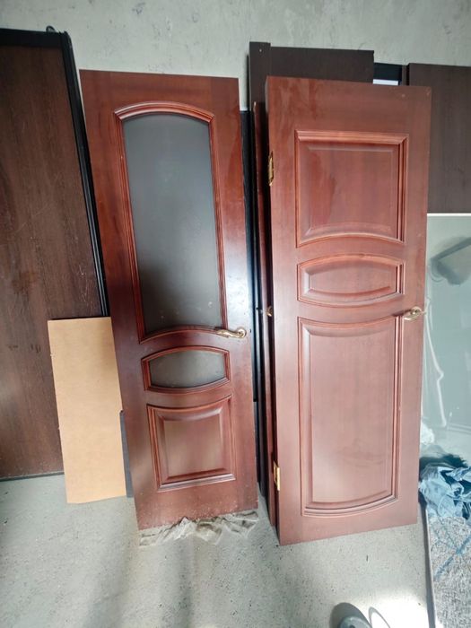 Двери продается деревянное плотное