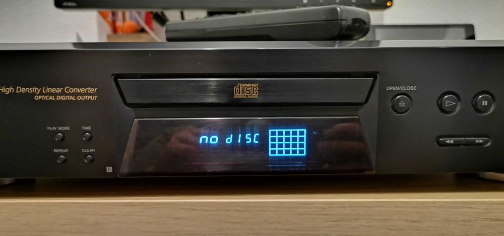 Продавам SONY CDP-XE370