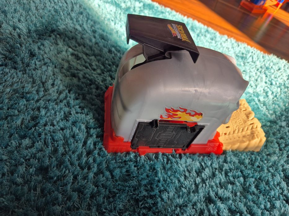 Hotwheels писта череп