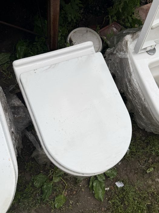 Подвесной унитаз с крышкой