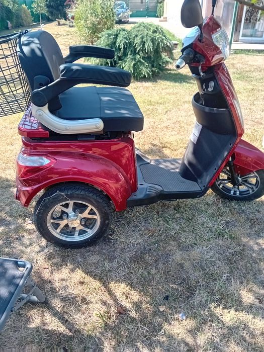 Motor electric pe 3 roti