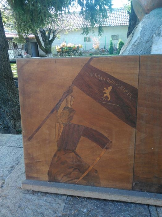 Продавам антикварна картина платно с дьрво с Революционни мотиви