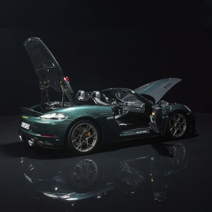 Модель автомобиля Porsche 718 Spyder в масштабе 1:18 от бренда NOREV