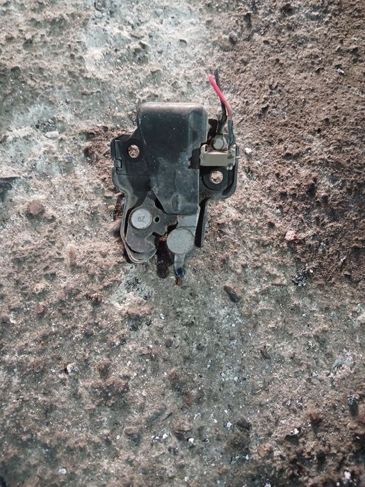 Замок багажника Нисан