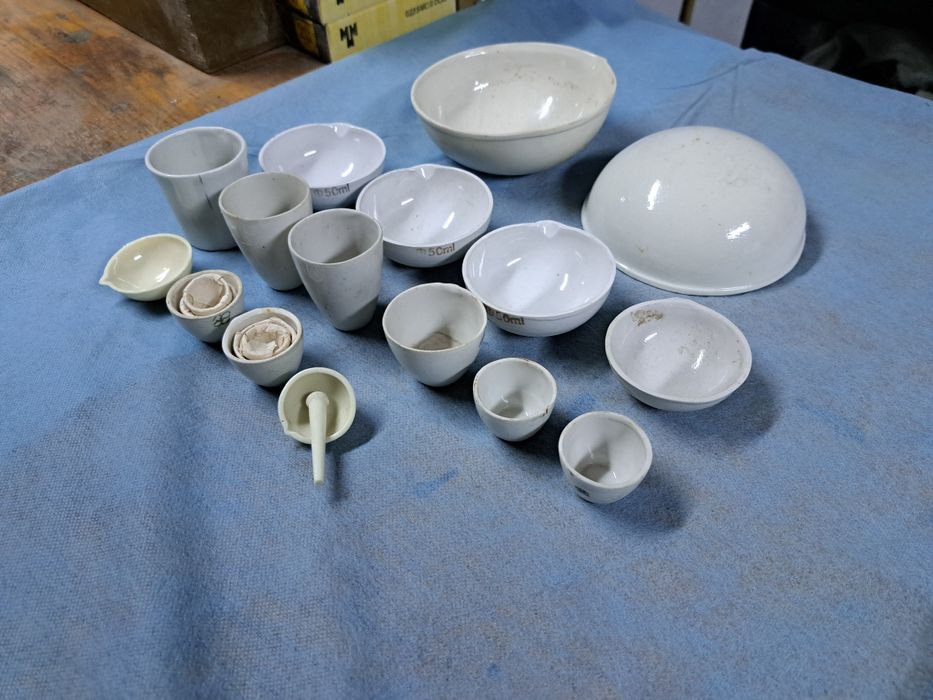 Фарфоровая выпарительная чаша и фарфоровый тигель