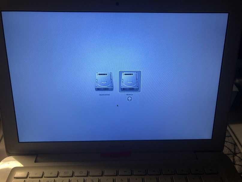 Лаптоп APPLE MacBook A1342 в много добро състояние, SSD, има Windows7