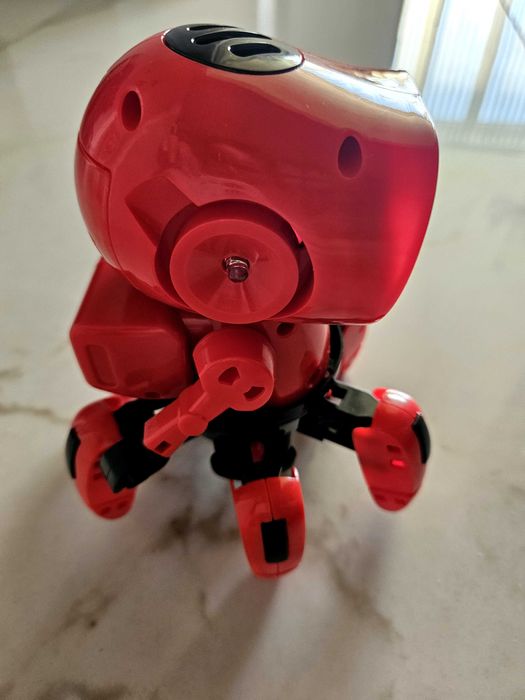 Танцуващ и пеещ робот